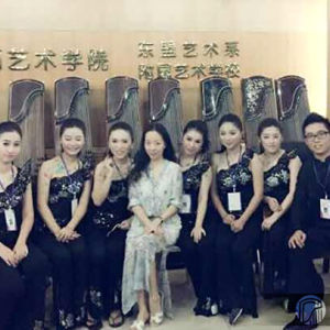 师生情浓，好似一家人