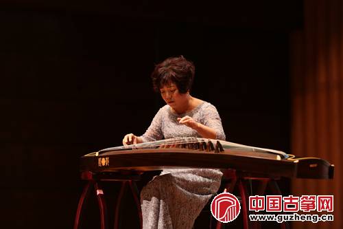 西安音乐学院民乐系教授、古筝演奏家樊艺凤老师为大家演奏《秋叶筝》