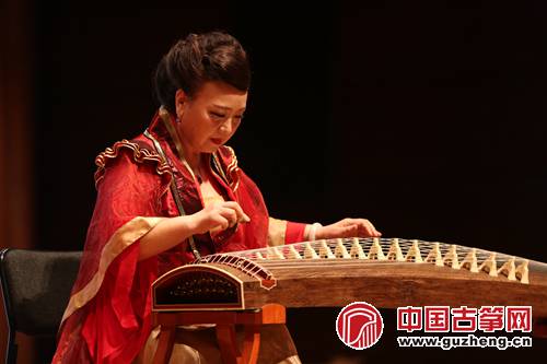 深圳古筝学会会长、古筝演奏家沙里晶演奏《红河的记忆》