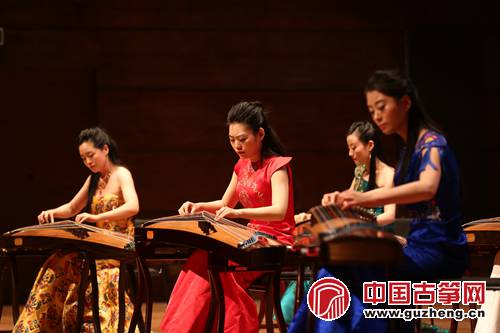 由周望、周展指导、北京“五色弦”筝乐团演奏《倾杯情》