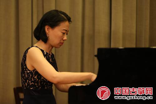 旅美钢琴家、武汉音乐学院钢琴系客座教授胡晓演奏《水中倒影》