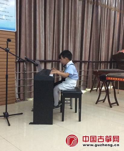 方毅弘和徐梓原两位小朋友的钢琴四手联弹《生日快乐歌》