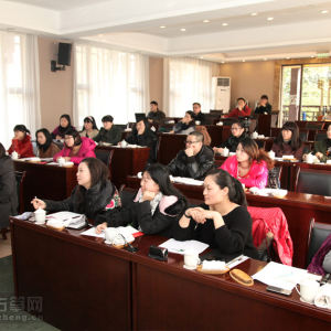 学员们聚精会神的听课