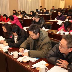 学员们在聚精会神的听林加平老师讲经营