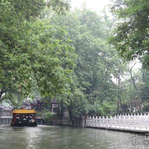 乘着龙舟，大家怀着喜悦的心情开始游览瘦西湖