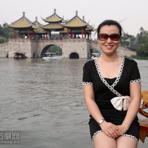 来到著名的五亭桥前，大家竞相拍照留念