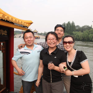 古筝男老师很少，美女老师们拉着要求一起合影