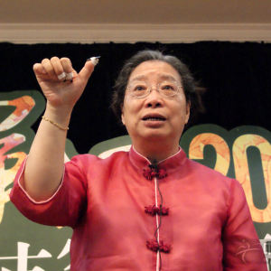 孙文妍大师讲解浙江筝派古筝技法时的风采