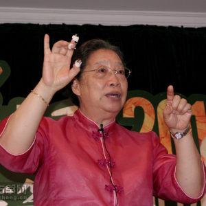 孙文妍大师讲解浙江筝派古筝技法时的风采