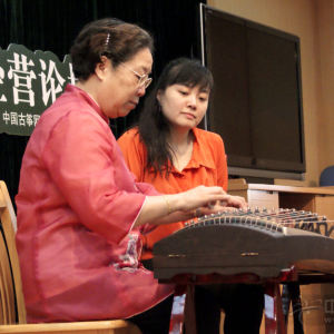 孙文妍大师与女儿何小彤同台演奏筝曲《临安遗恨》