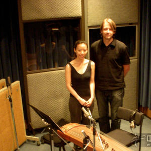 孙卓与挪威作曲家Knut在录音棚里