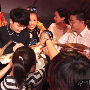 广大粉丝围着的刘乐索要签名