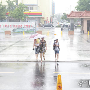 学员们冒雨前来参加比赛
