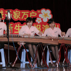 王小平古筝艺术培训中心老师齐奏《彝族舞曲》