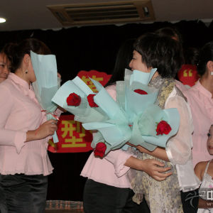 中心老师庆祝王小平老师生活快乐