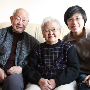 中国古筝网主持人高雅于2010年12月采访著名古筝教育家、演奏家——童宜风（图中左为童宜风）,并与童老夫妇合影