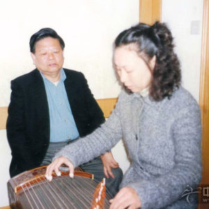 王小平老师跟饶宁新等多位名家上课，学习古筝