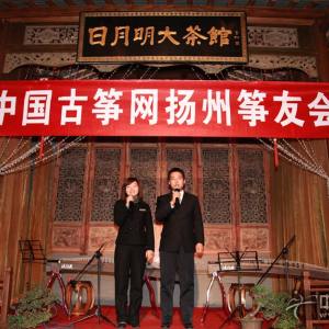 在两位主持人的激情言语中，活动正式开始……