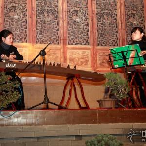 百家筝鸣古筝艺术中心两位老师上台演奏了一曲《倩女幽魂》