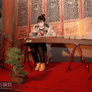 筝友们也抢着上台来秀一首古筝曲