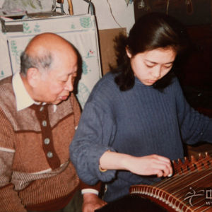 几十年来，跟他学习筝艺的海内外学生累计百人以上，如已故筝家、中国音协古筝学会会长、中国音乐学院教授李婉芬就是他的得意门生