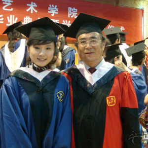 任洁研究生毕业时的样子