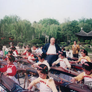 张弓在扬州市少年宫内开办了全国第一个少儿古筝培训班