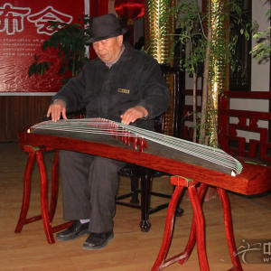 张弓演奏时的风采