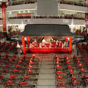 如果说今天，古筝已俨然是扬州的一张名片，那么张弓先生，则当之无愧为扬州古筝的名片