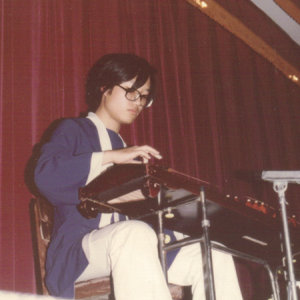 1978年樊慰慈本科期间演奏古筝