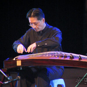 2004年樊慰慈在中国古筝艺术第五次学术交流会专场音乐会上演奏