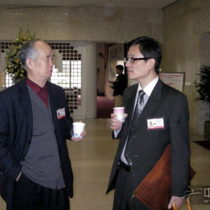 2006年樊慰慈在台北“走过古箏的岁月”音乐会上与周延甲交流时的情景