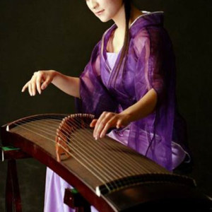 常静八岁始随启蒙老师龙德君学习古筝谱，1991年师从于李婉芬老师和邱大成老师