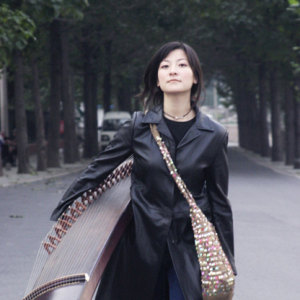 常静1985年考入四川音乐学院附中，1991年考入中国音乐学院，1995年以全班第一的成绩毕业并考入中国歌舞团