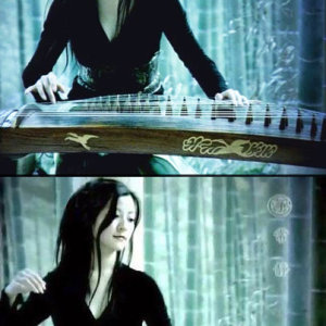 常静演奏筝曲《呼吸》时的风采