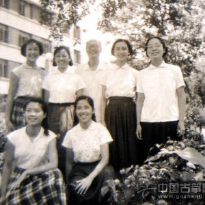 孙文妍的老师——王巽之先生（中），及师姐妹