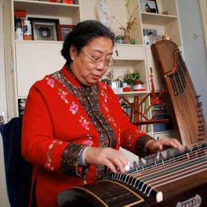 教学近半个世纪，孙文妍积累了一套科学、系统的古筝教学方法。当被问及什么是优秀古筝教育者必备的素质，孙文妍的回答有两条：一、要努力学习。二、要“与人为善”