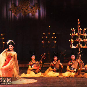 八十年代曲云在仿唐乐舞中的演出照（右一为曲云）