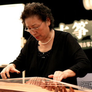 曲云受邀参加中国古筝网“百家筝坛古筝大师班及经营论坛”，现场为大家演奏分析《乡韵》