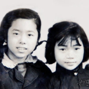 吴青小学时和同学的合照