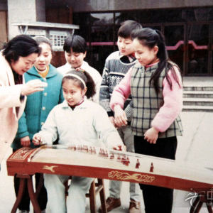 1970年毕业留校至今。吴青从教二十多年来，培养了众多的古筝专业学生