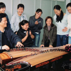 所讲授的“古筝专业课”在1997年被湖北省教委授予“湖北省高校优质课程”（图中古筝演奏家——赵毅也是吴青当年的学生）