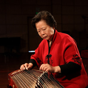 吴青演出时的风采