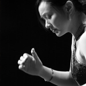 任洁，6岁习筝，先后师从阎爱华、王中山。中国第一位文华、金钟双料冠军，被称为“影响中国的超级80年代”，现为南京艺术学院民乐系教师