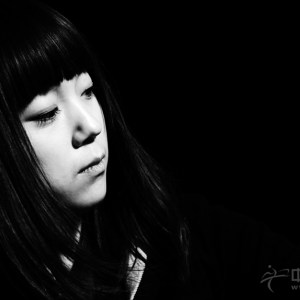 宋心馨出生于1989年，先后师从娄金萍、孙欣和中国古筝演奏家、王中山、李萌。我国首位身兼文华奖金奖、金钟奖金奖、CCTV民族器乐电视大赛金奖的古筝演奏家