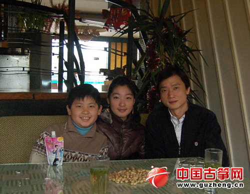 曹俊源和父亲一起参加南京古筝协会的活动
