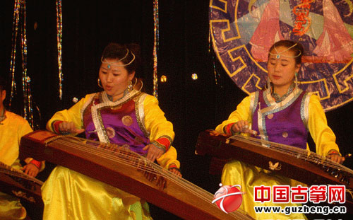 二连浩特市蒙古古筝演奏队在表演