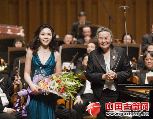 在一首拉威尔的钢琴曲后，著名指挥家郑小瑛携青年钢琴家陈洁向观众致意