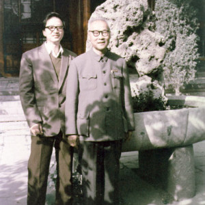 他创办古筝幼儿班，成立古筝研究会，出版筝刊，拓展国内外筝艺交流，指导研究生。为古筝文化的弘扬与传承做出了不可磨灭的贡献