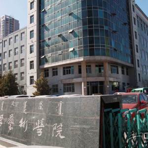 娜仁格日乐是1975年内蒙古艺术学校（现内蒙古大学艺术学院）建校第一批学生